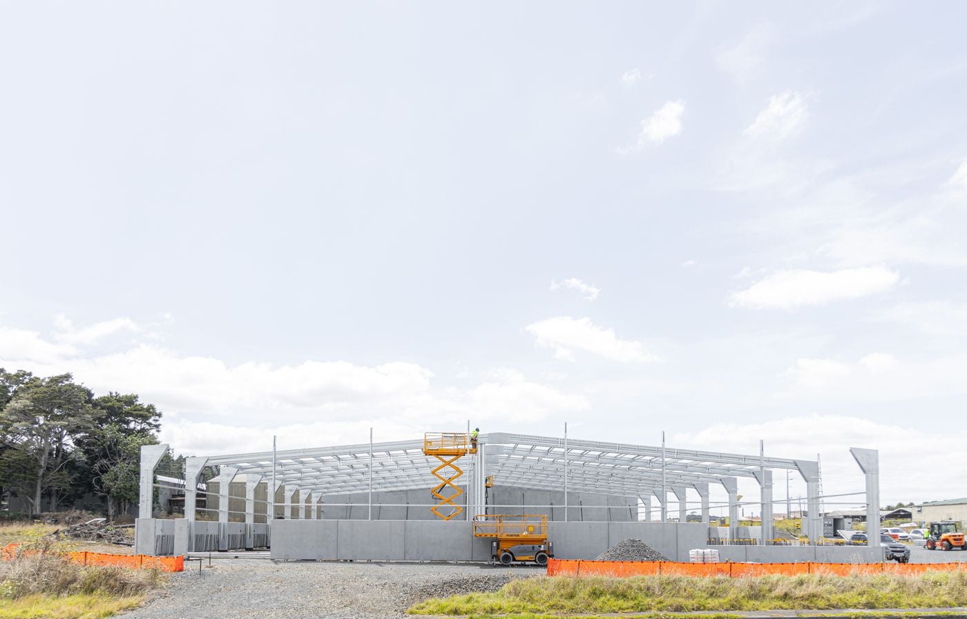 Clear-span interiors, integrated overhead lifting capability, and structural configurations by formsteel advanced technology